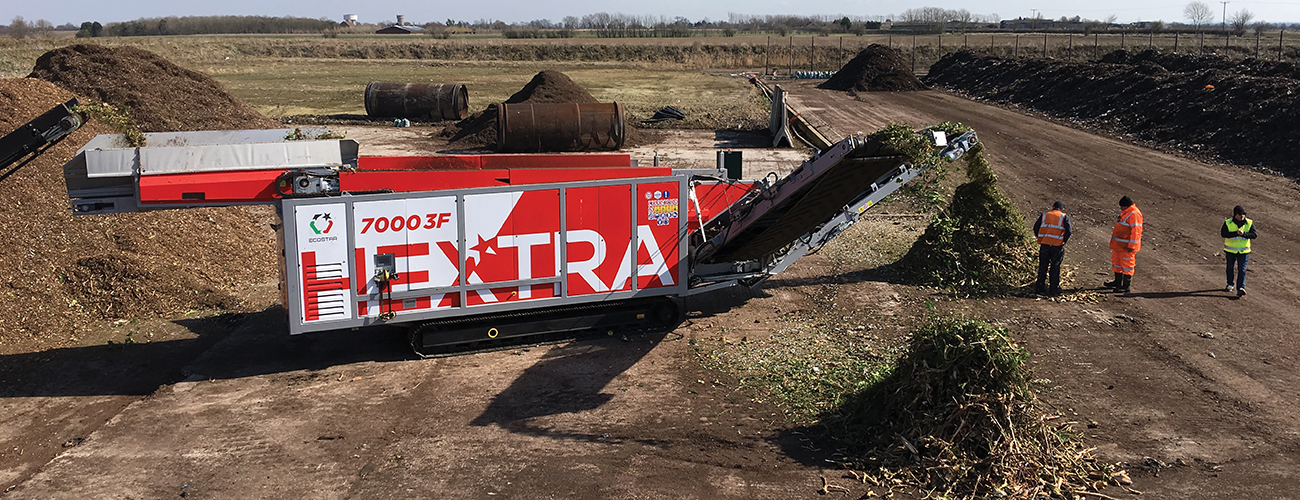 Mobil skivsikt som kör med trädgårdsavfall